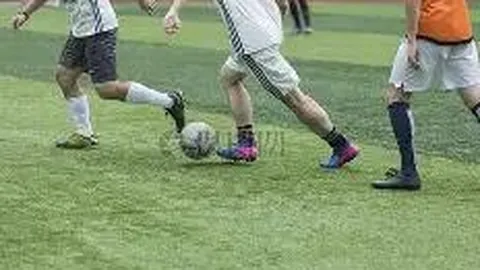 方媛亮相游乐园，性感露背裙展现曼妙身姿