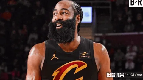 木兰足球训练抬头观察技艺出众，表现颇佳。